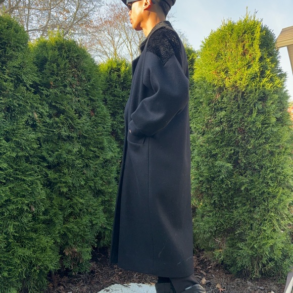 Black vintage wool blend Trench. Sleek and sharp design with unique fur details - Picture 5 of 8